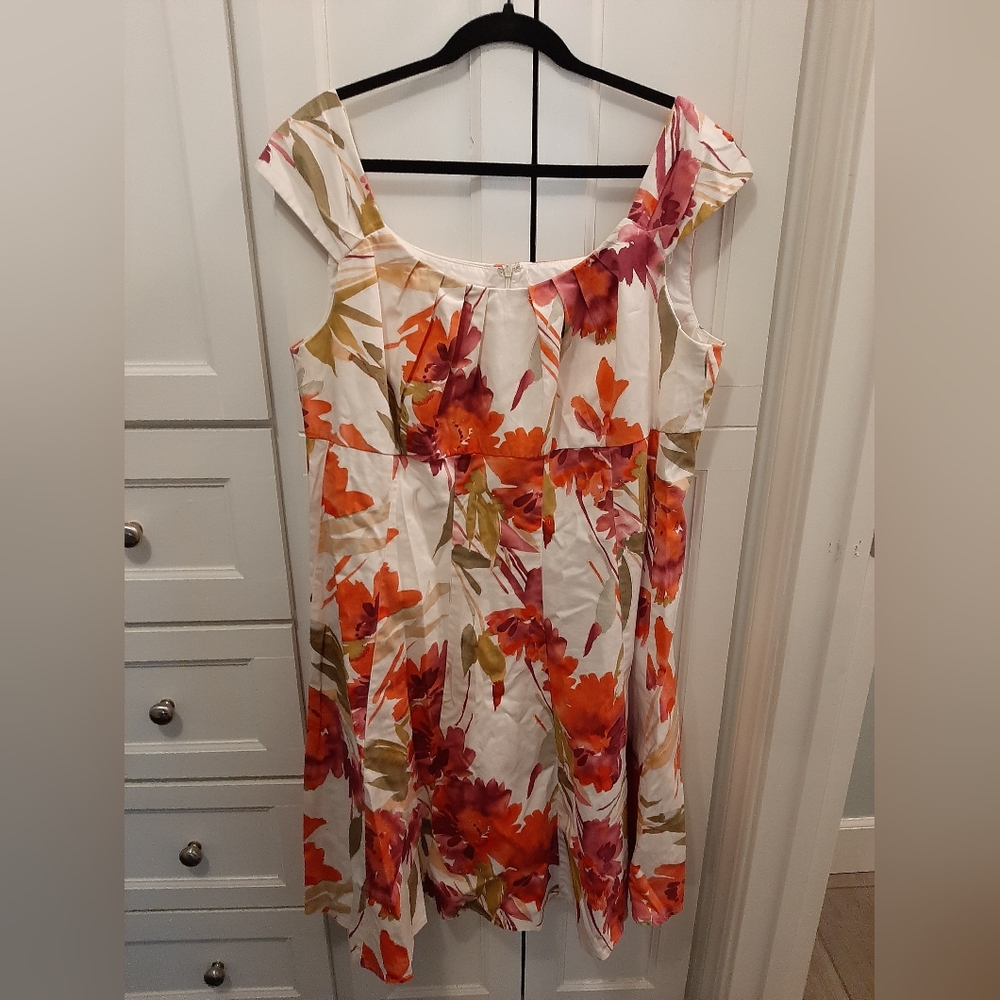 Dressbarn dress size 18 white with red and purple flowers